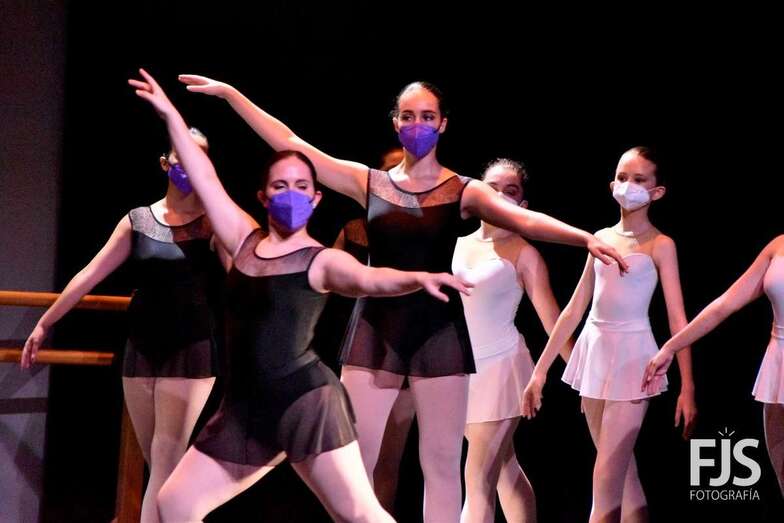 Jóvenes participantes en el espectáculo de danza/TA.